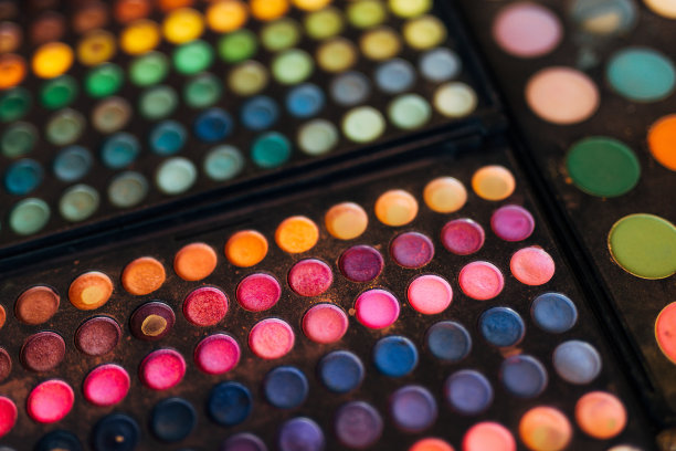 化妆师。一套刷子，粉底，粉底。工具图片下载