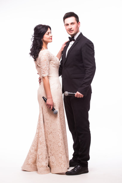 年轻优雅的男女拿着麦克风，背景是白色图片下载