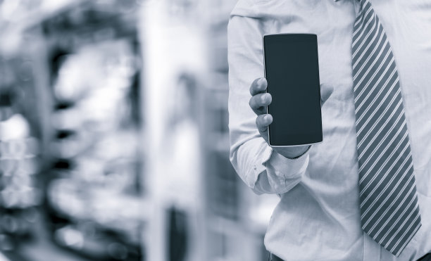 孤立的商人在购物中心背景与蓝色调图片下载