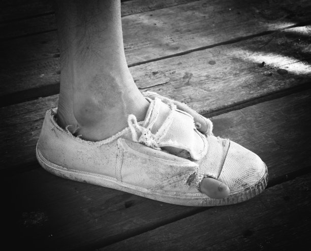 穿旧鞋的人图片下载