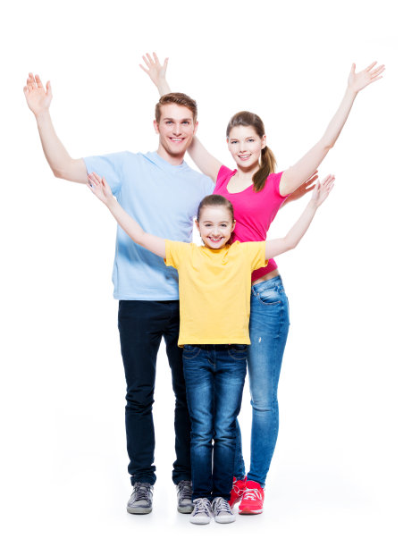 一个快乐的带着孩子的家庭举起了手。图片下载