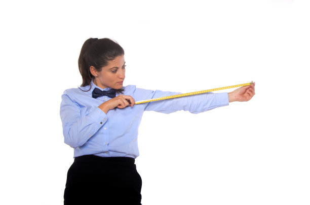 测量业务的女人。图片下载