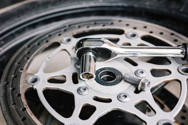 摩托车盘式制动器上的金属扳手图片下载