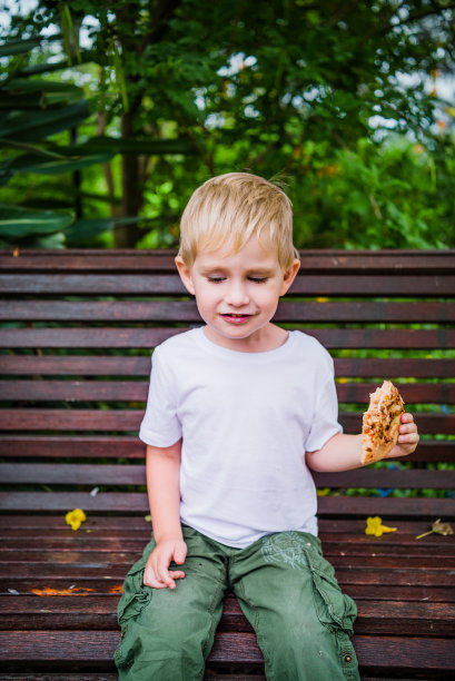 吃披萨的好孩子图片下载