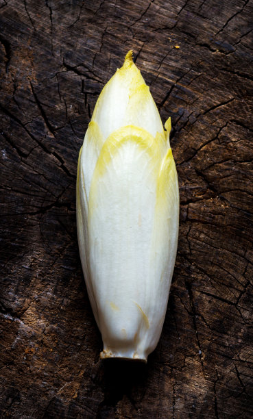 质朴的木桌上放着新鲜的菊苣沙拉。图片下载