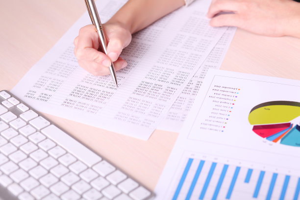 女人在写数字的纸上写字的照片图片下载