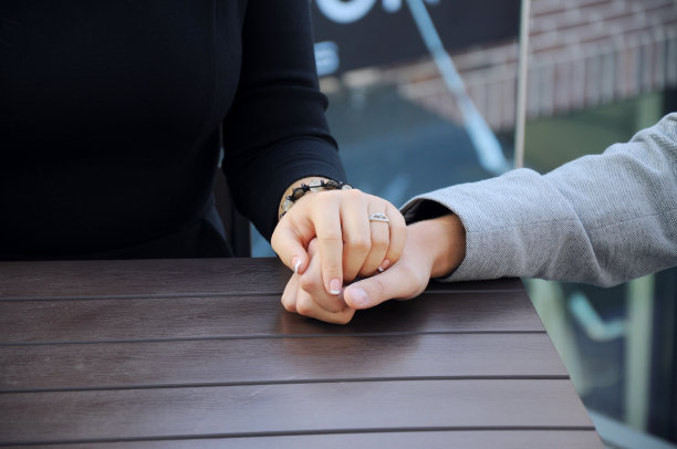 牵手的情侣图片下载