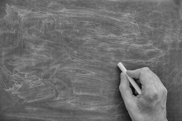 黑板和手用粉笔。黑色和白色图片下载