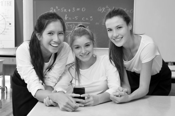 在教室里微笑的学生图片下载