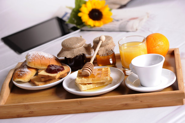 卧室托盘和早餐的照片图片下载
