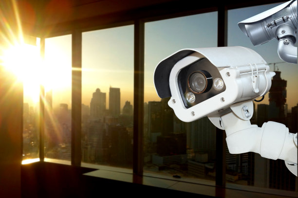 办公室窗户内的闭路电视摄像头。图片下载