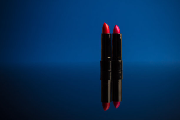 蓝色底色上的红色唇膏图片下载