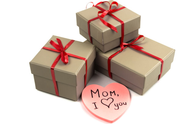 盒子旁的心图片下载