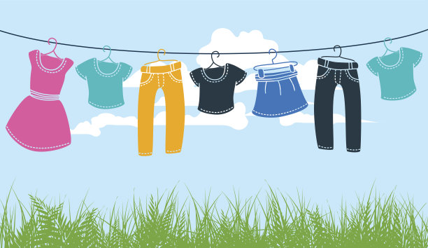 晾衣绳上的衣服映衬着蓝天和绿草图片下载