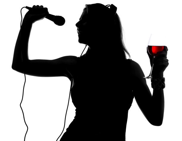 白色背景下手持酒杯的女人剪影图片下载