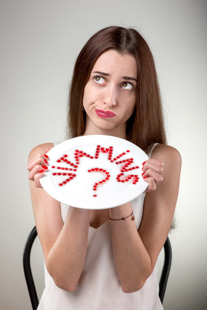 一名年轻女子展示了含有维生素的盘子图片下载