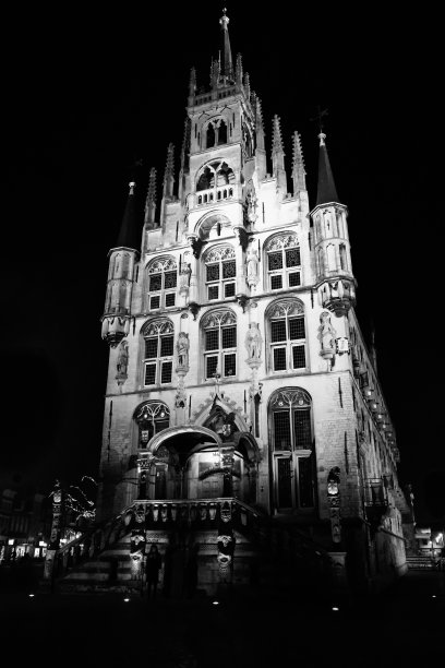 荷兰豪达市政厅夜间的黑白画面图片下载