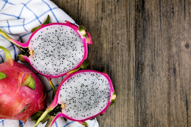 木板上的火龙果素材图片