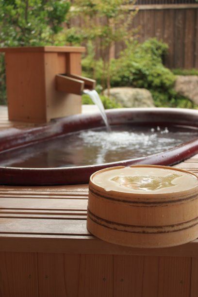 露天洗澡图片下载