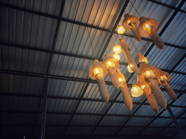 室内天花板下的照明灯具设计图片下载