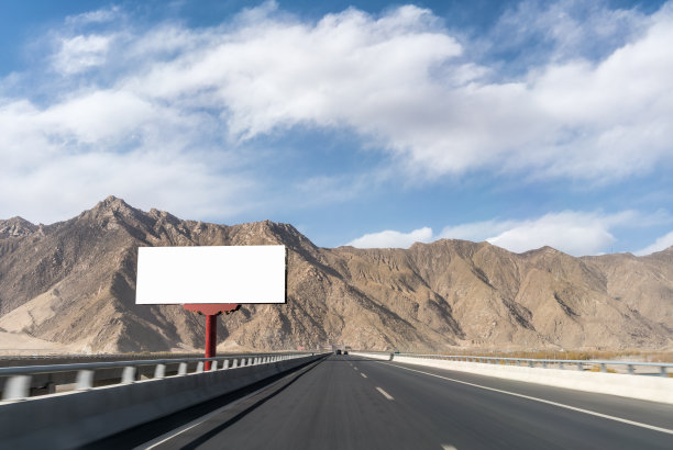 高速公路和大型广告牌图片下载