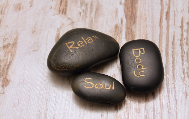 三个熔岩石图片下载