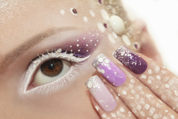 雪化妆和修指甲。图片下载