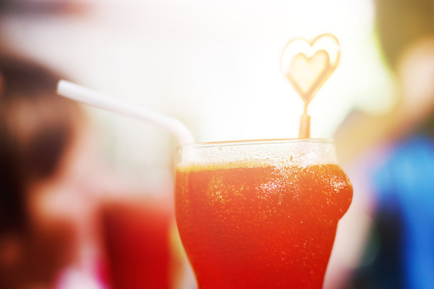 酒杯里的红色鸡尾酒图片下载