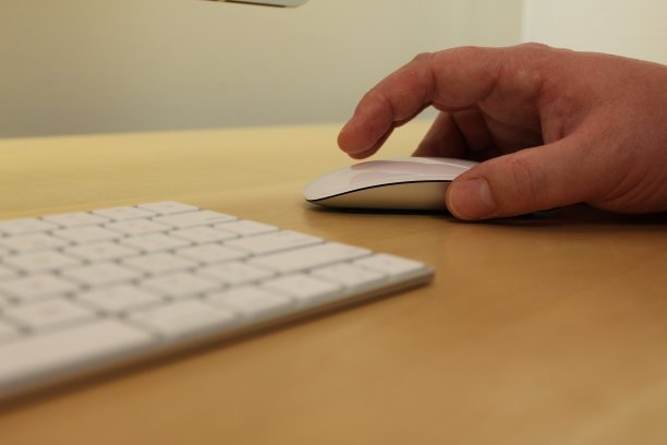 使用电脑无线鼠标的手的特写图片下载