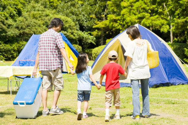 一家人手牵手在营地散步图片下载