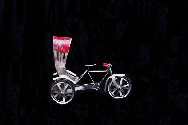 黑色背景下的自行车特写镜头图片下载