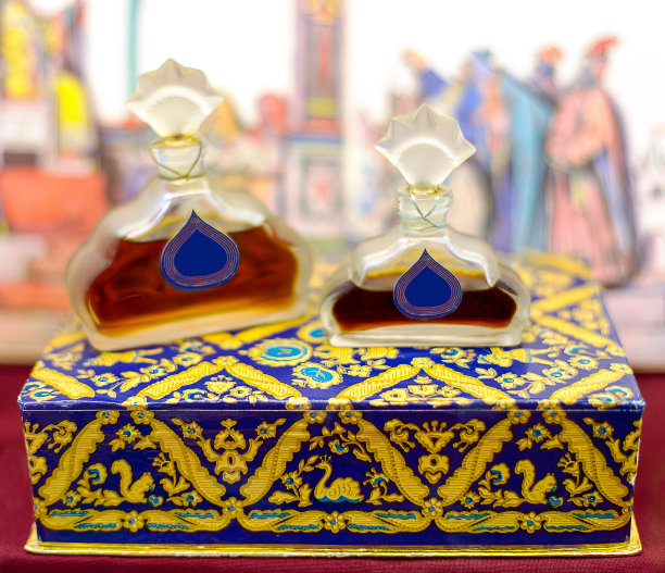 中间有两件复古香水。图片下载