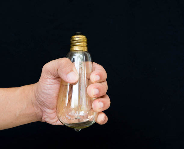 用手挤压灯泡图片下载