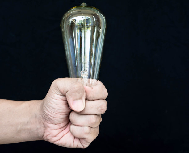 用手挤压灯泡图片下载