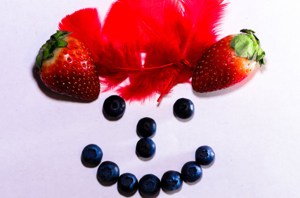 草莓和蓝莓的排列图片下载