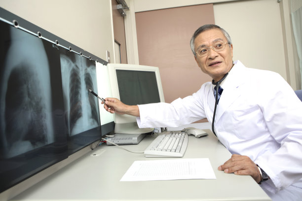 医生解释x光图片下载