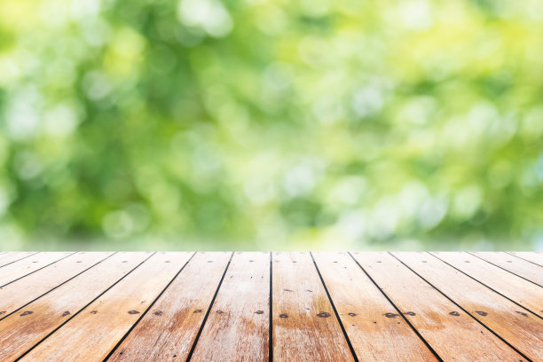 空木桌与在花园的背景模糊。素材图片