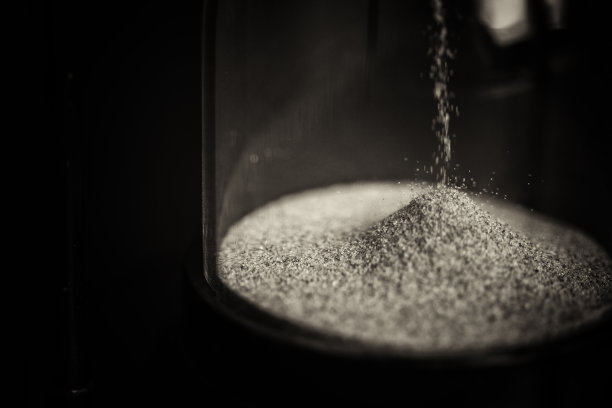 黑色背景下的大黑色沙漏图片下载