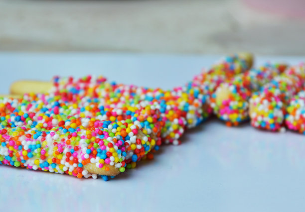 粘面包酱奶油和彩色糖果图片下载