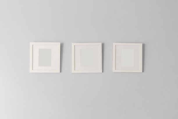 墙上的三个白色相框拼贴画图片下载