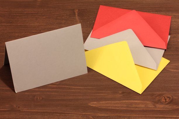 彩色信封上的木头图片下载