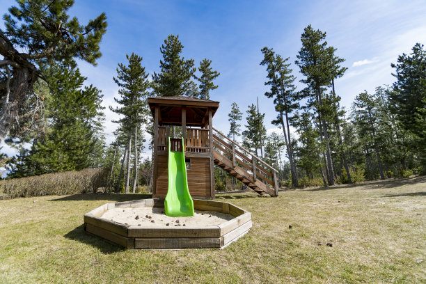 森林公园的儿童滑梯和游乐场图片下载