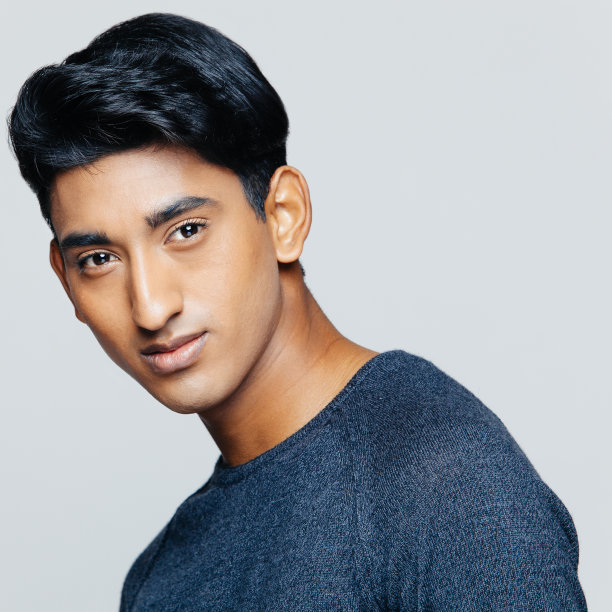 前面的年轻人，灰色背景图片下载