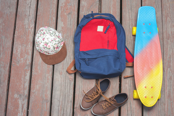 木制背景上滑板的东西图片下载