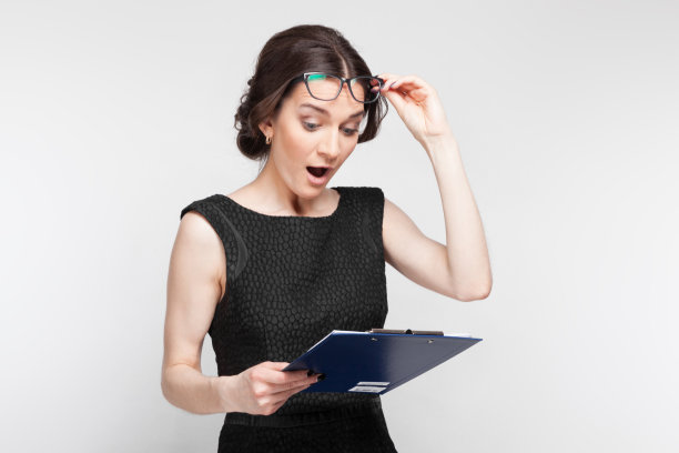 一个穿着黑衣服手里拿着写字板的漂亮女人的照片图片下载