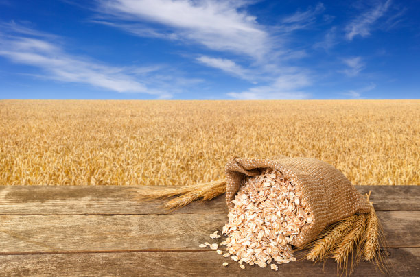 桌上放燕麦片和耳朵图片下载