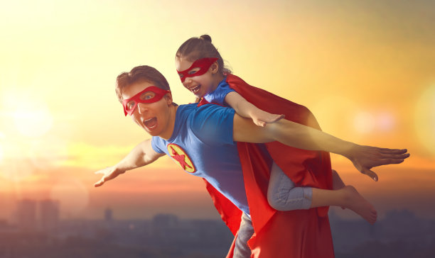 爸爸和他的女儿在户外玩图片下载