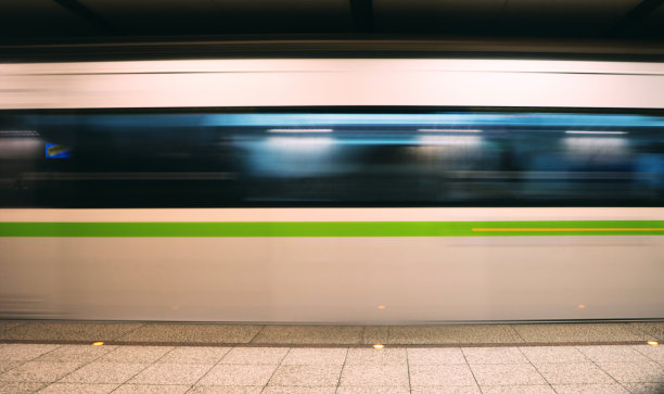 地铁列车在地铁里加速图片下载