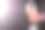 在玻璃杯中泼洒葡萄酒图片下载