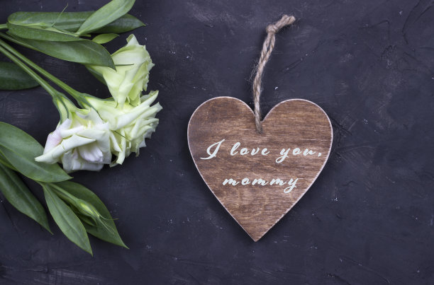 母亲节贺卡上写着“我爱你妈妈”。图片下载